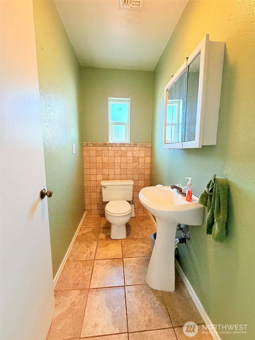 2006 West Second Street Aberdeen, WA 98520 - Photo 36 of 39 a bathroom with a sink and a toilet