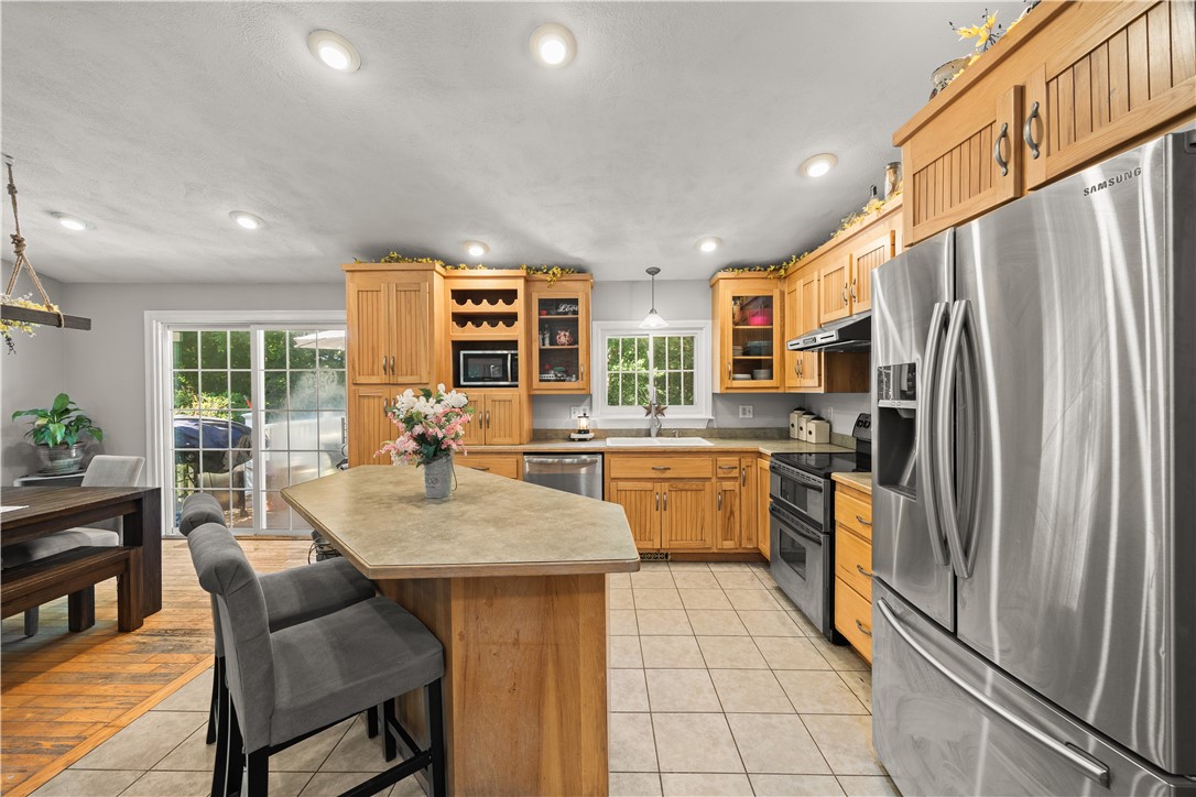 233 Old Oxford Road North Smithfield, RI 02896 - Photo 10 of 34
