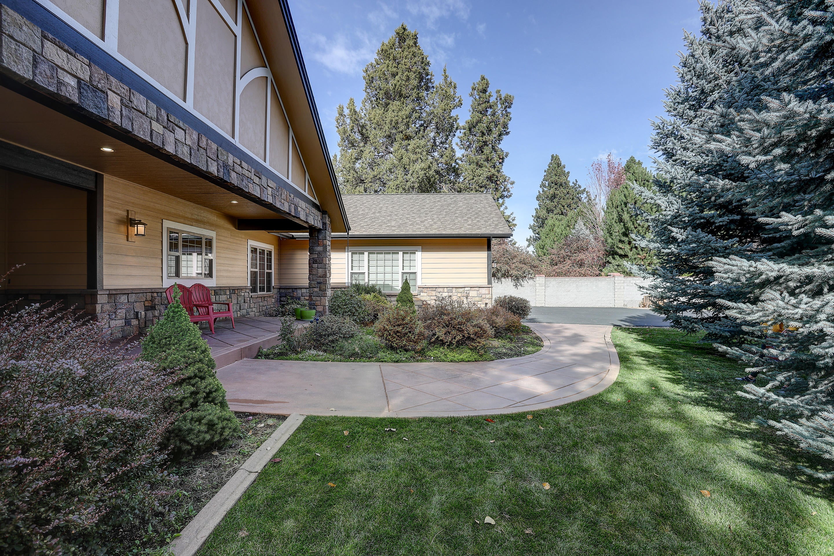 61267 Benham Road Bend, OR 97702 - Photo 3 of 49 Concrete path to entry