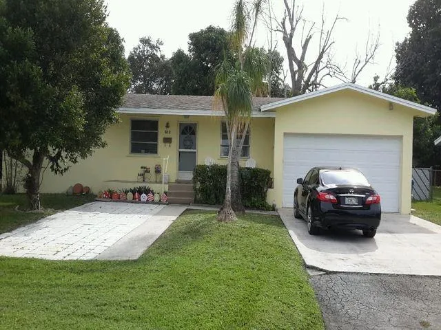 a view of a house with backyard and trees