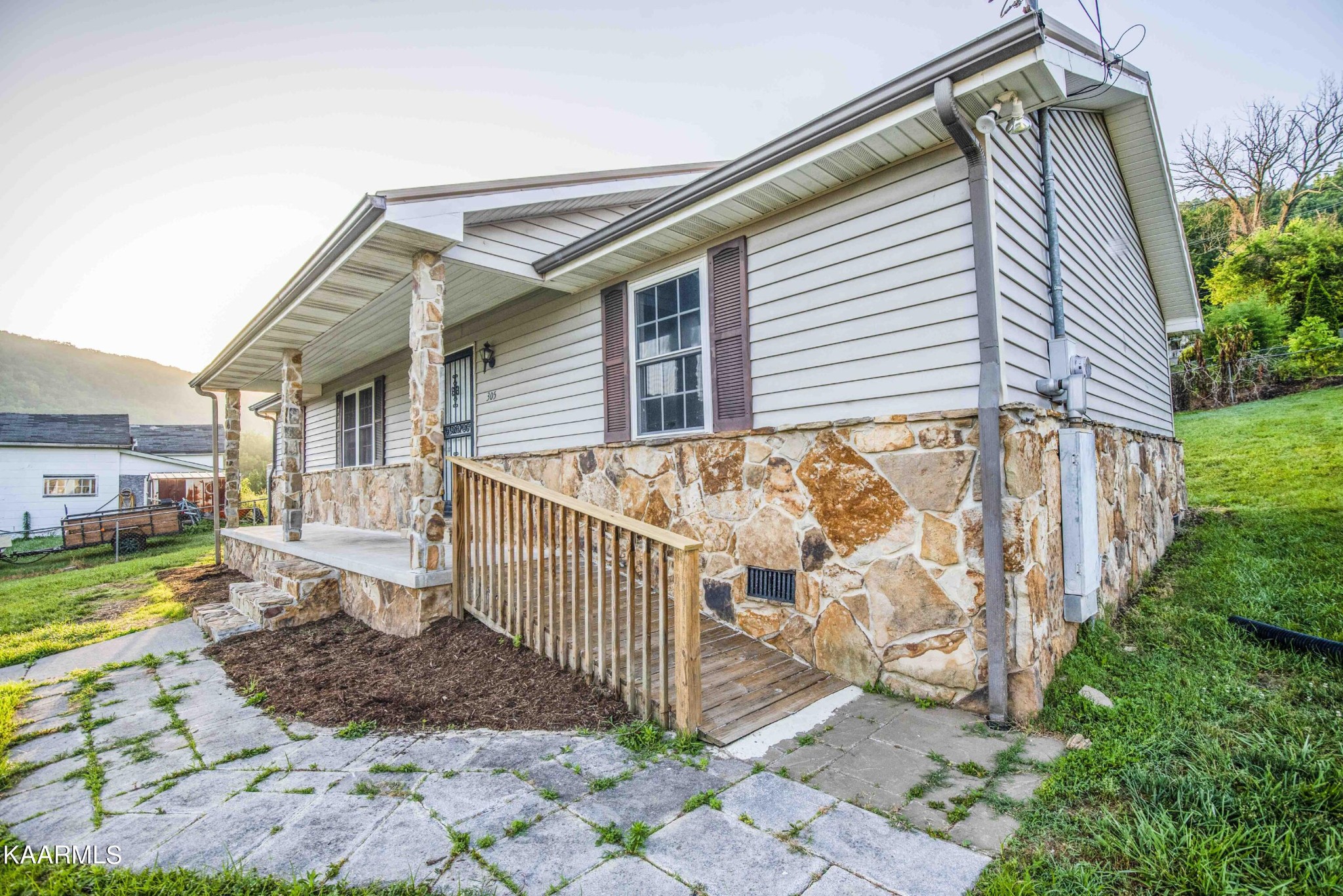305 West Spring Street Oliver Springs, TN 37840 - Photo 4 of 29 Gallery Image 4