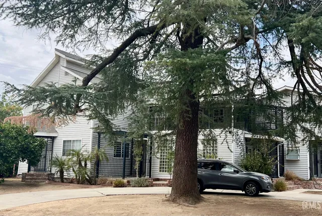 a car parked in front of white house
