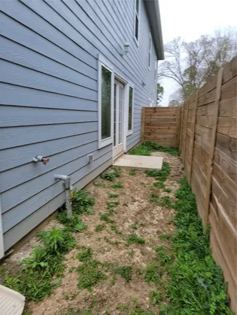 a view of back yard of the house