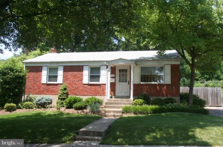 11904 Rocking Horse Road Rockville, MD 20852 - Photo 1 of 28 Exterior (Main)