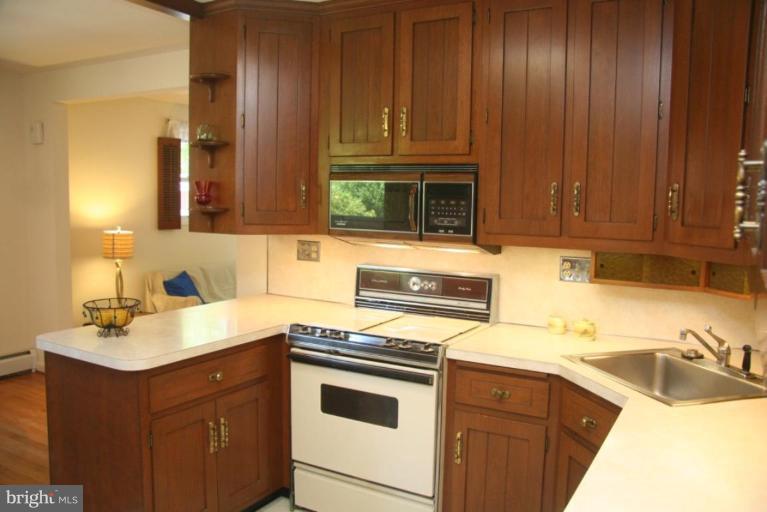 11904 Rocking Horse Road Rockville, MD 20852 - Photo 12 of 28 Kitchen/Dining Room