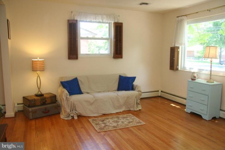 11904 Rocking Horse Road Rockville, MD 20852 - Photo 3 of 28 Living Room