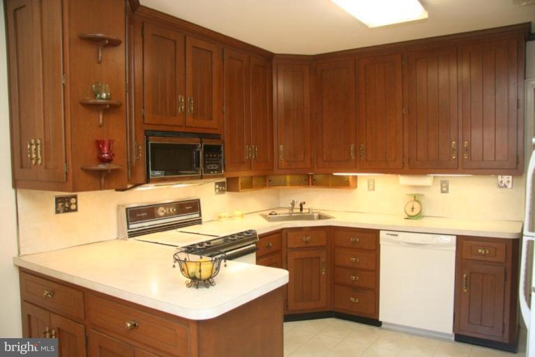 11904 Rocking Horse Road Rockville, MD 20852 - Photo 9 of 28 Kitchen