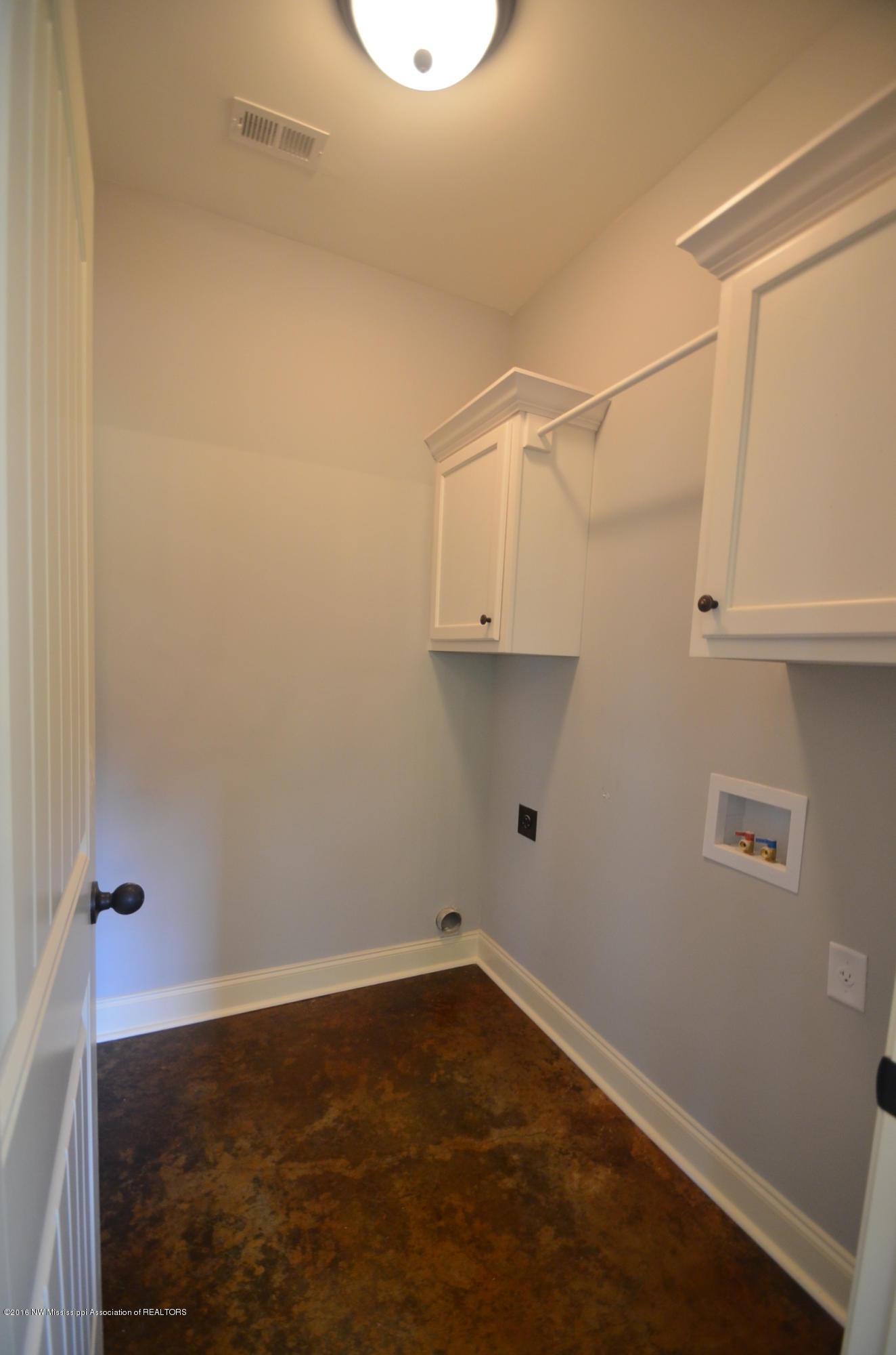 1702 Gwynn Road Nesbit, MS 38651 - Photo 13 of 24 Laundry room