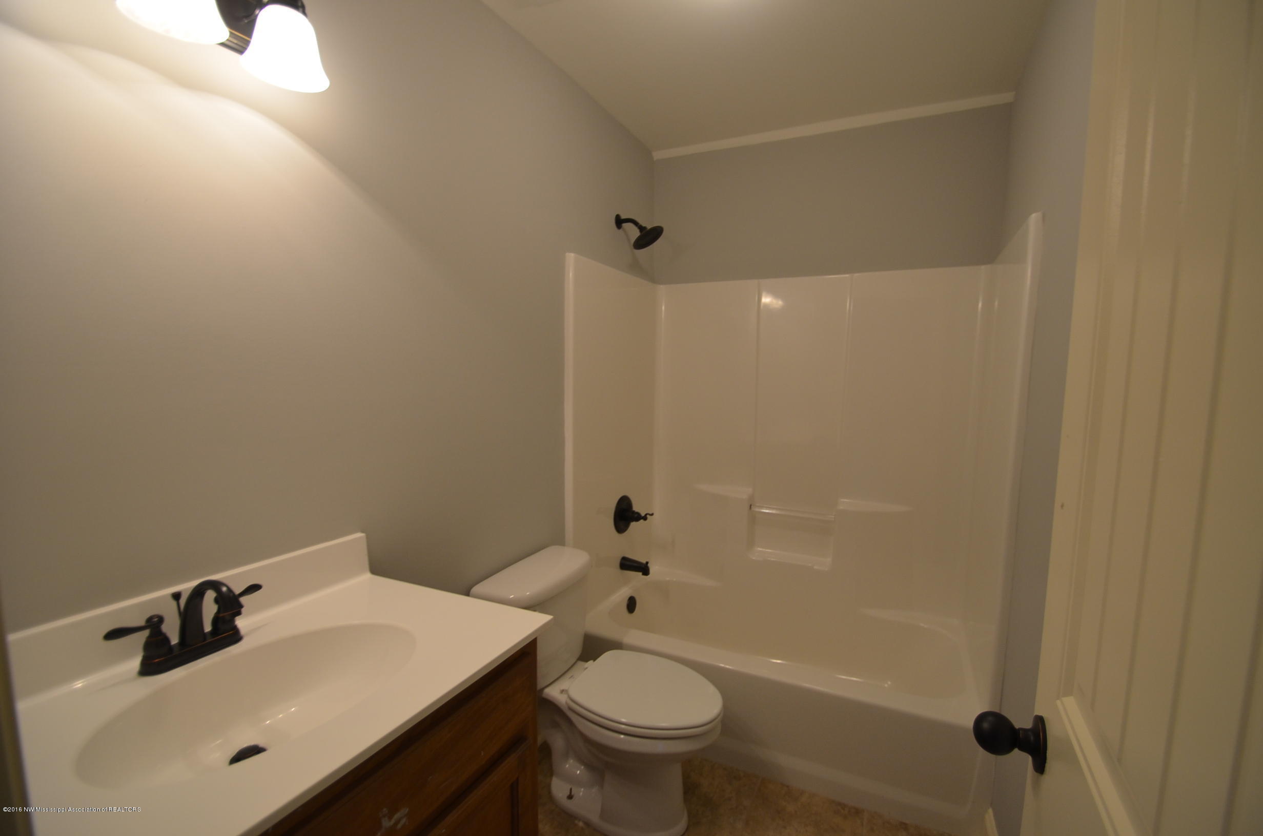 1702 Gwynn Road Nesbit, MS 38651 - Photo 20 of 24 Full bath upstairs