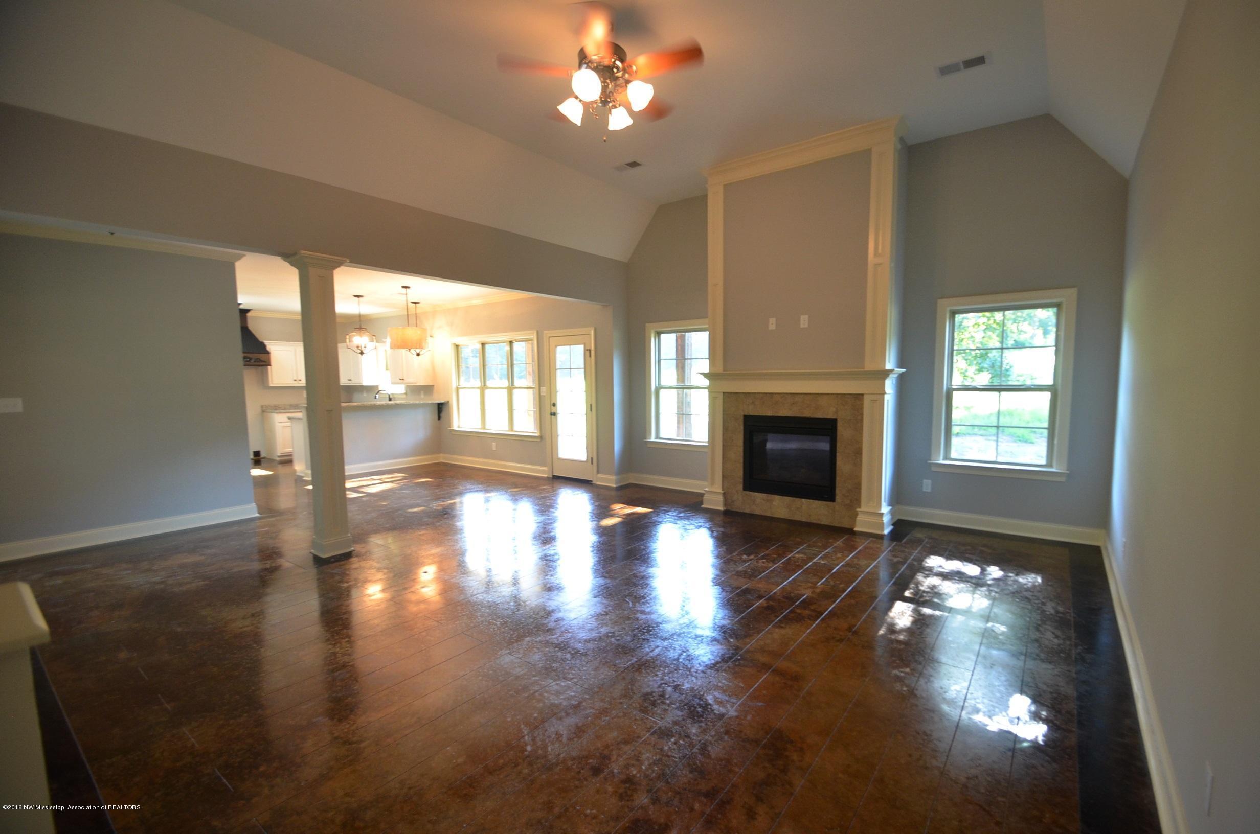 1702 Gwynn Road Nesbit, MS 38651 - Photo 4 of 24 Great room from the entry way