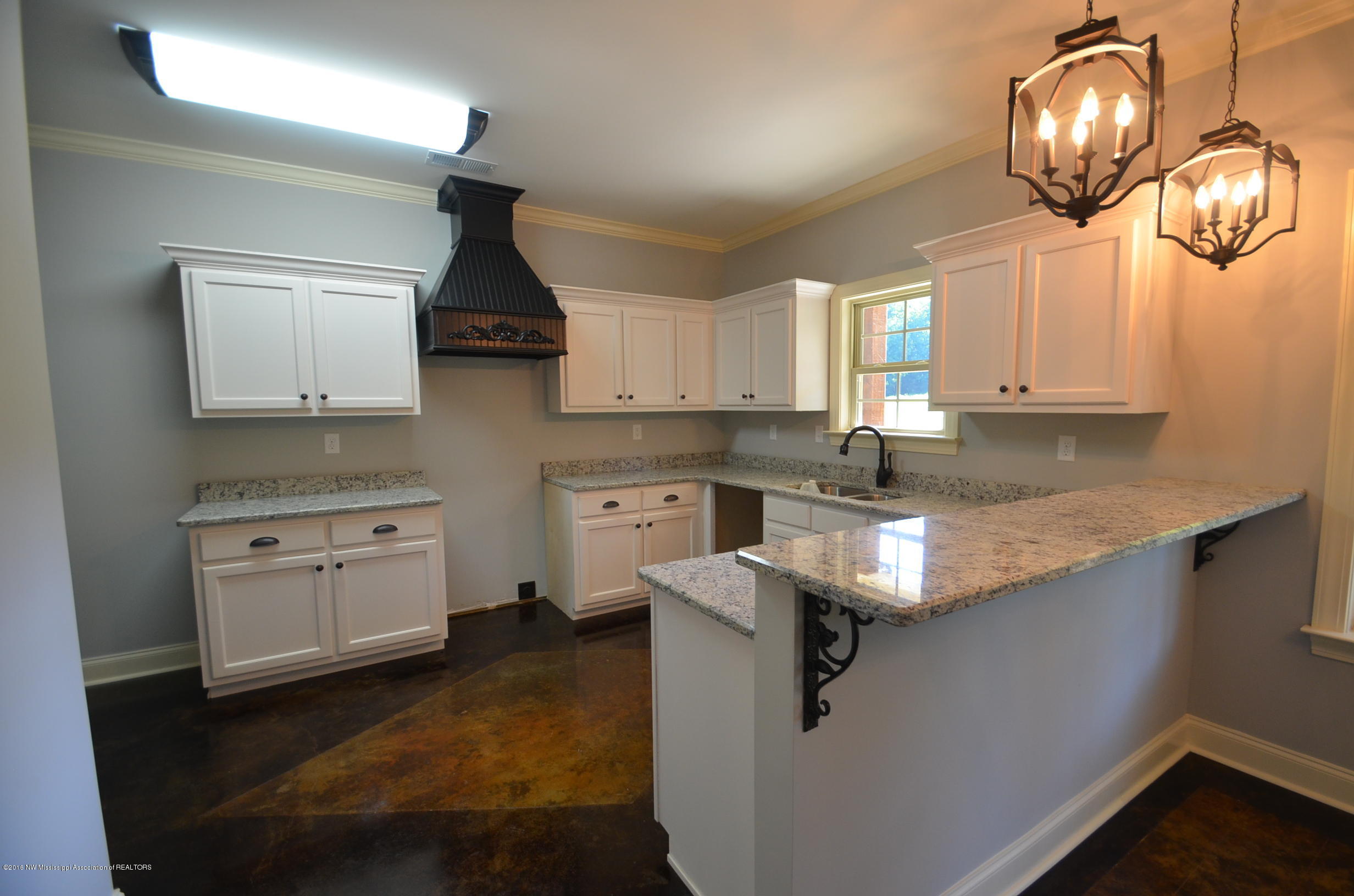 1702 Gwynn Road Nesbit, MS 38651 - Photo 7 of 24 Kitchen with breakfast bar