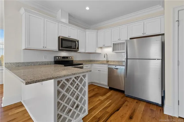 $2,100 | 73 West Main Street, Unit 6, Clinton, CT 06413