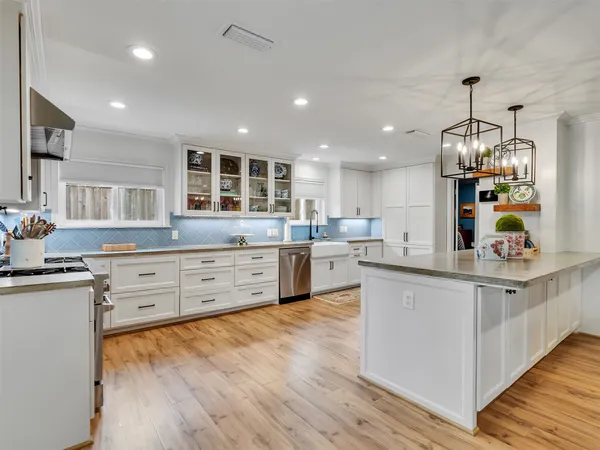 $705,000 | 7727 Meadowvale Drive, Houston, TX 77063