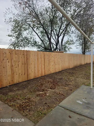 a view of a backyard