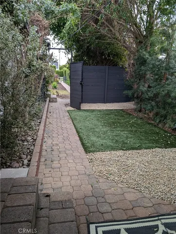 a view of a backyard