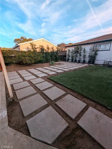 a view of a backyard