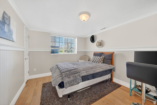415 East 400 North Santaquin, UT 84655 - Photo 21 of 39 Room featuring wood-finish flooring, white beadboard wainscoting, and crown molding