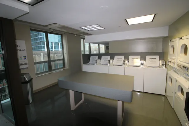 $2,700 | 400 North LaSalle Drive, Unit 2910, Chicago, IL 60654