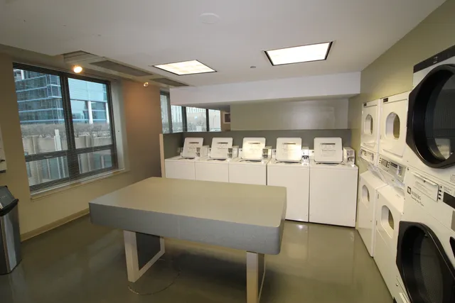 $2,700 | 400 North LaSalle Drive, Unit 2910, Chicago, IL 60654