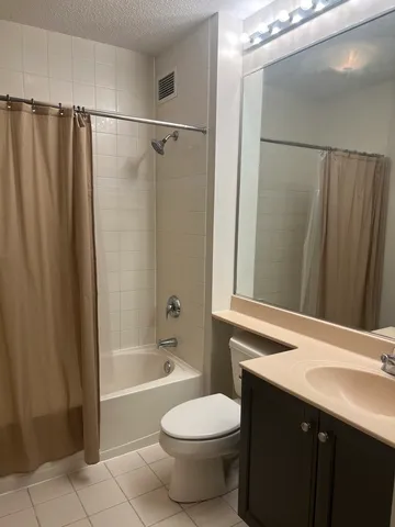 $2,700 | 400 North LaSalle Drive, Unit 2910, Chicago, IL 60654