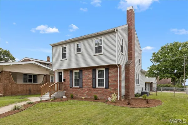 $195,000 | 300 Sotier Place, Wood River, IL 62095