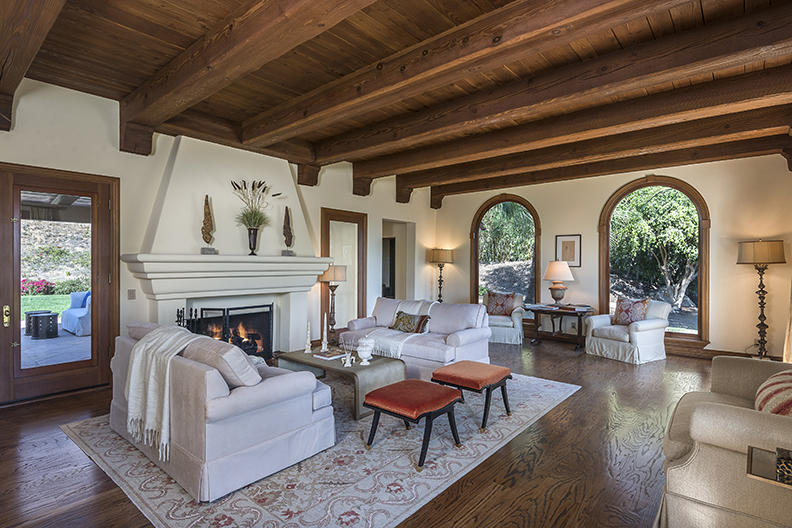 2286 Las Tunas Road Santa Barbara, CA 93103 - Photo 3 of 16 LivingRoomSm