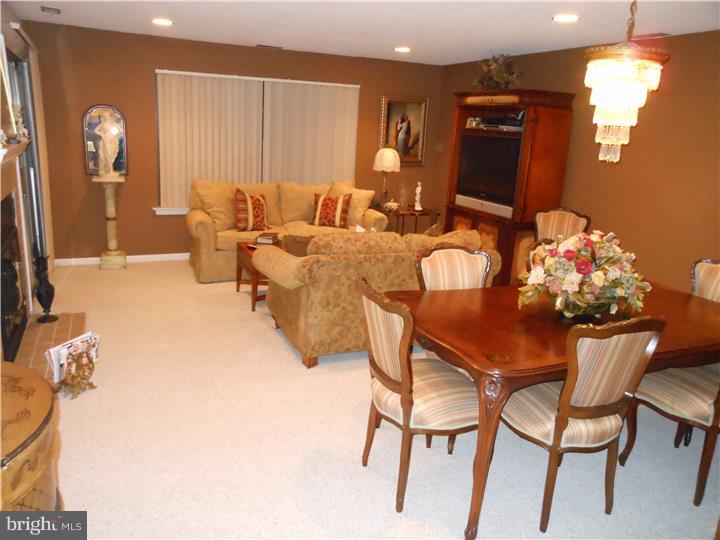 16 Rittenhouse Court, Unit 187 Wayne, PA 19087 - Photo 2 of 11 Living Room