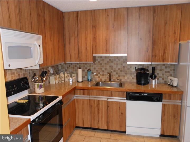 16 Rittenhouse Court, Unit 187 Wayne, PA 19087 - Photo 5 of 11 Kitchen