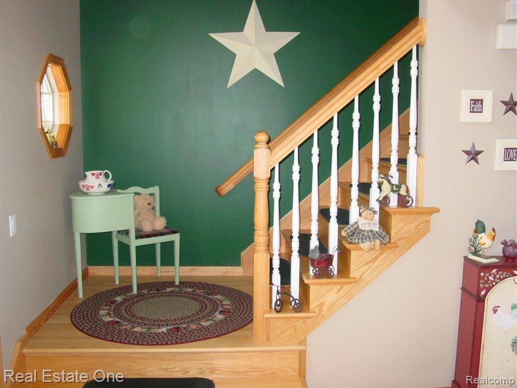 673 State Park Road Ortonville, MI 48462 - Photo 18 of 22 OAK STAIRCASE