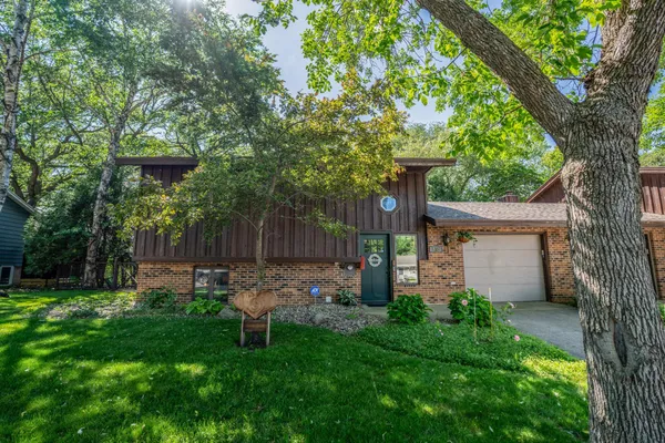 $299,999 | 733 11th Street Northwest, Willmar, MN 56201