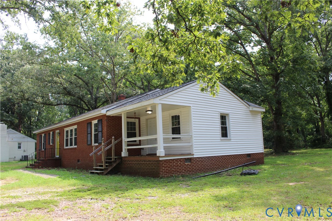 10035 Wycliff Road Chesterfield, VA 23236 - Photo 2 of 12 Brick and siding exterior with a covered front por