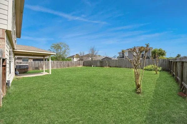 a view of a house with backyard and a garden