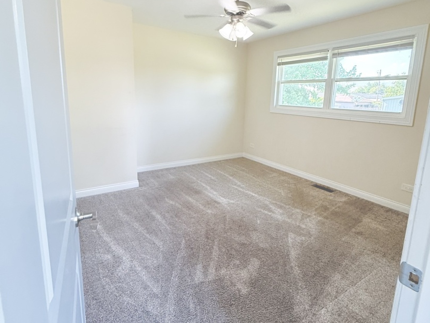 8356 South 78th Avenue Bridgeview, IL 60455 - Photo 21 of 39 an empty room with windows and chandelier fan