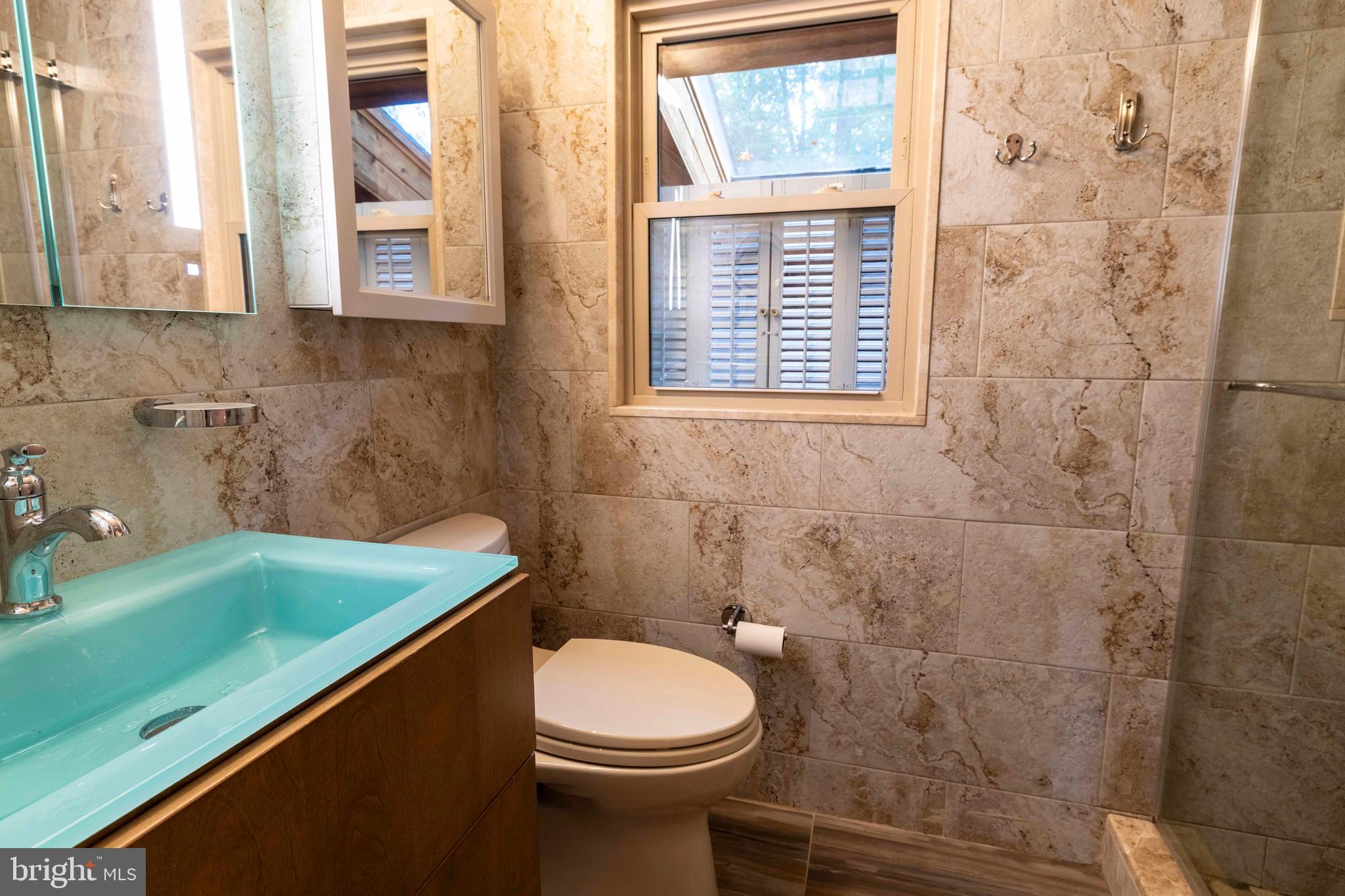 2390 Terwood Road Huntingdon Valley, PA 19006 - Photo 20 of 36 a bathroom with a sink a toilet and a bathtub