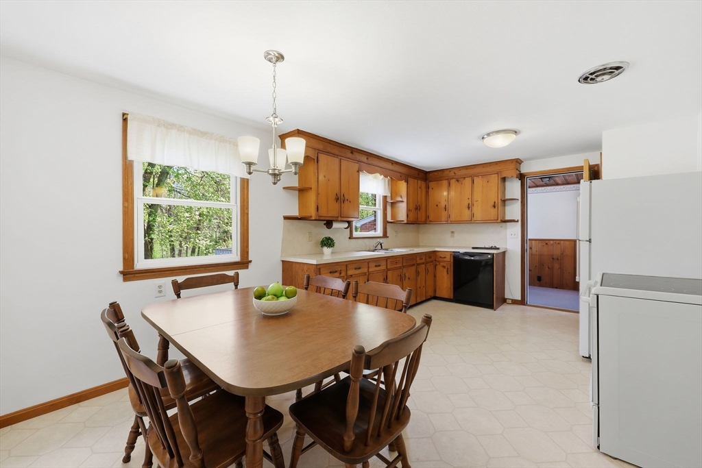 98 Clarence Street West Springfield, MA 01089 - Photo 11 of 40 Gallery Image 11