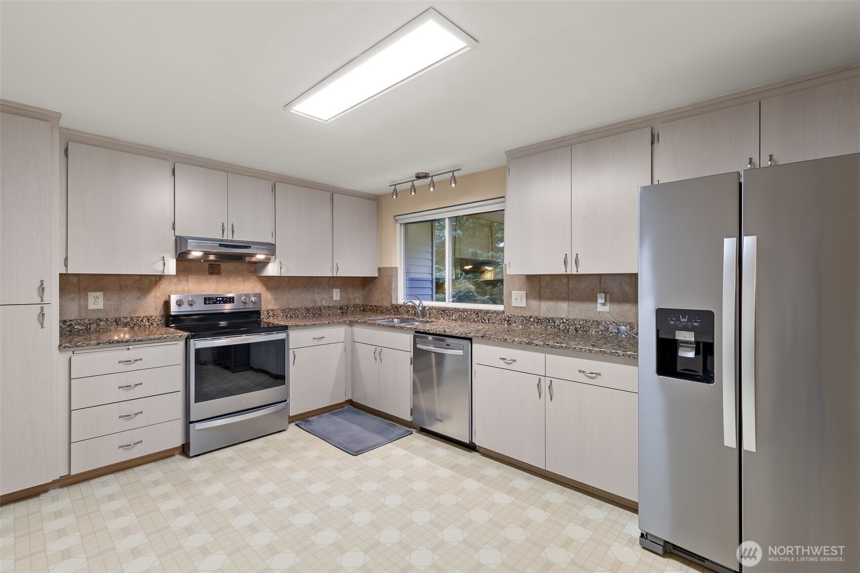 2207 Bremerton Avenue Northeast Renton, WA 98059 - Photo 7 of 40