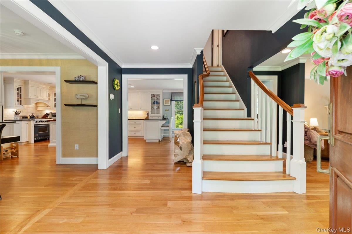 5 Fox Hunt Court Cold Spring Harbor, NY 11724 - Photo 3 of 42 Front entry hall foyer