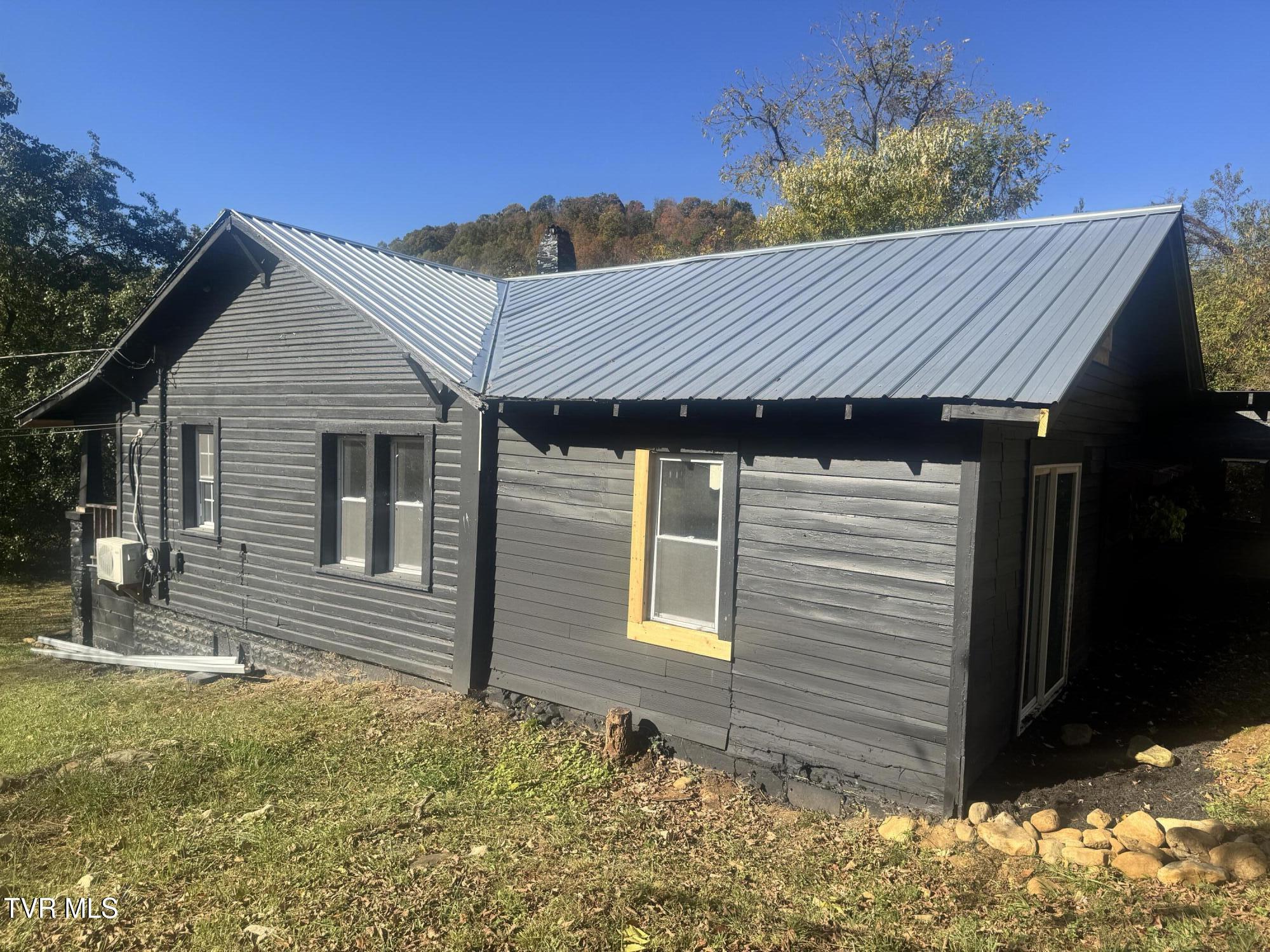 220 Jenkins Hollow Road Elizabethton, TN 37643 - Photo 3 of 24 IMG_4663