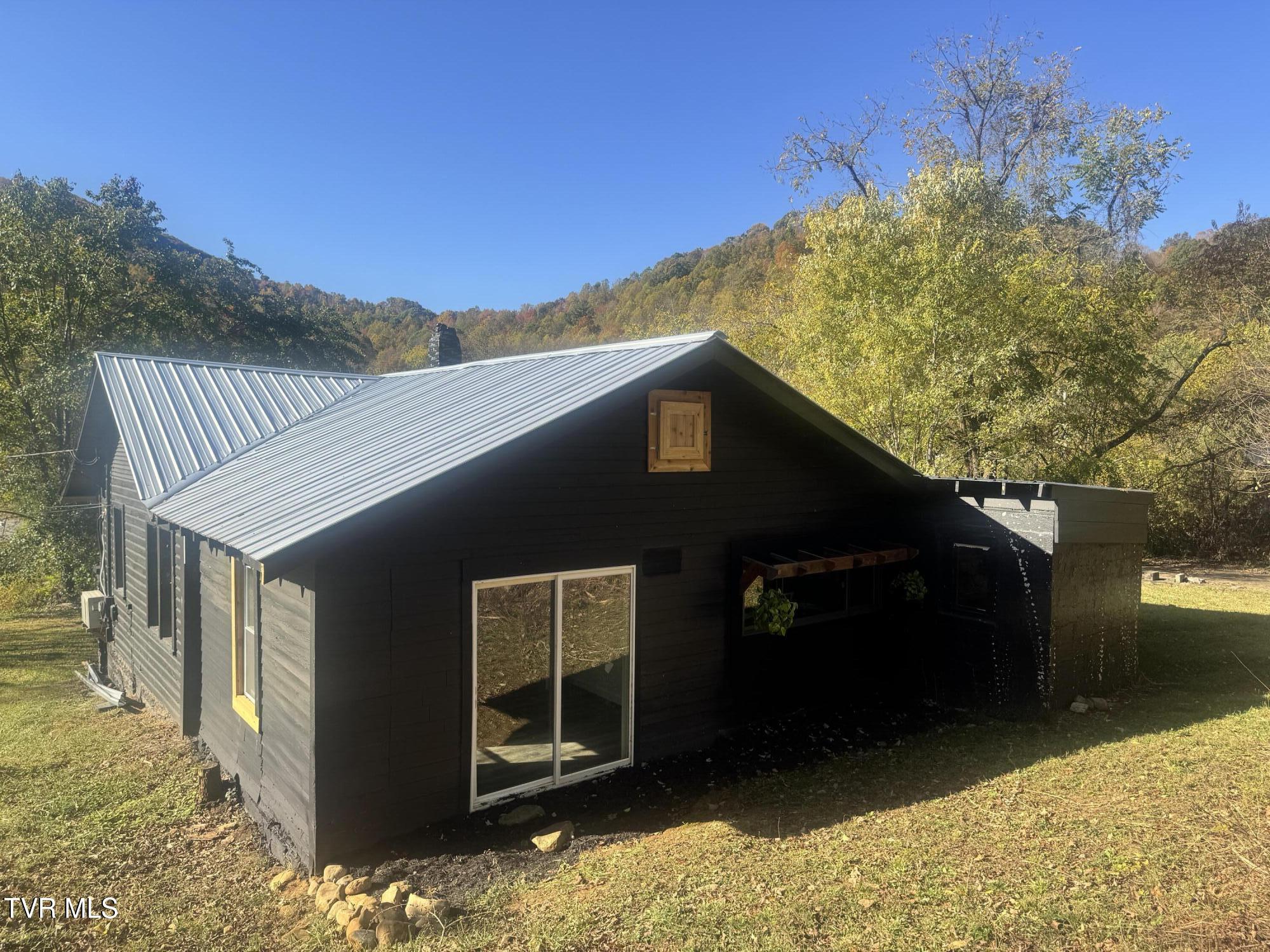 220 Jenkins Hollow Road Elizabethton, TN 37643 - Photo 4 of 24 IMG_4662