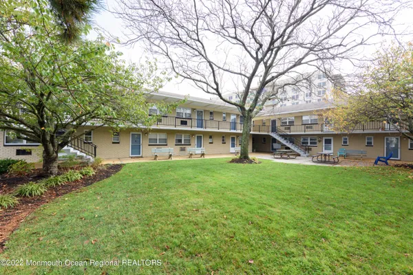 a view of a house with backyard