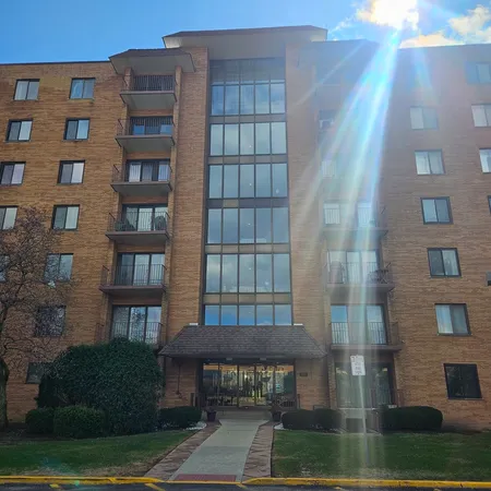 $309,000 | 1717 West Crystal Lane, Unit 310, Mount Prospect, IL 60056