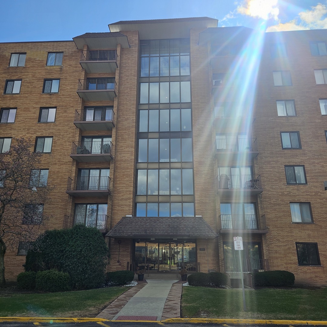 1717 West Crystal Lane, Unit 310 Mount Prospect, IL 60056 - Photo 1 of 32