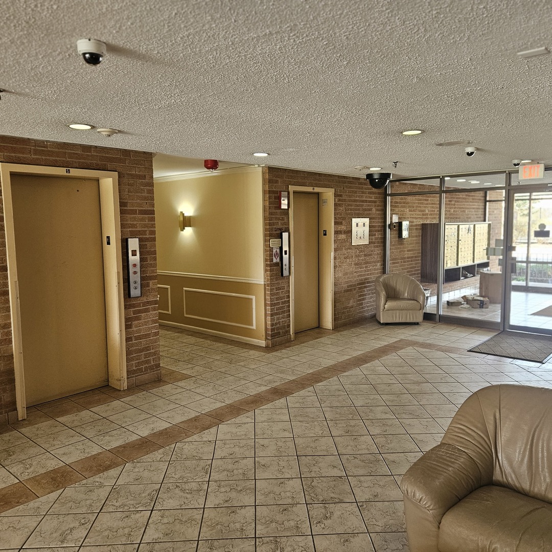 1717 West Crystal Lane, Unit 310 Mount Prospect, IL 60056 - Photo 2 of 32
