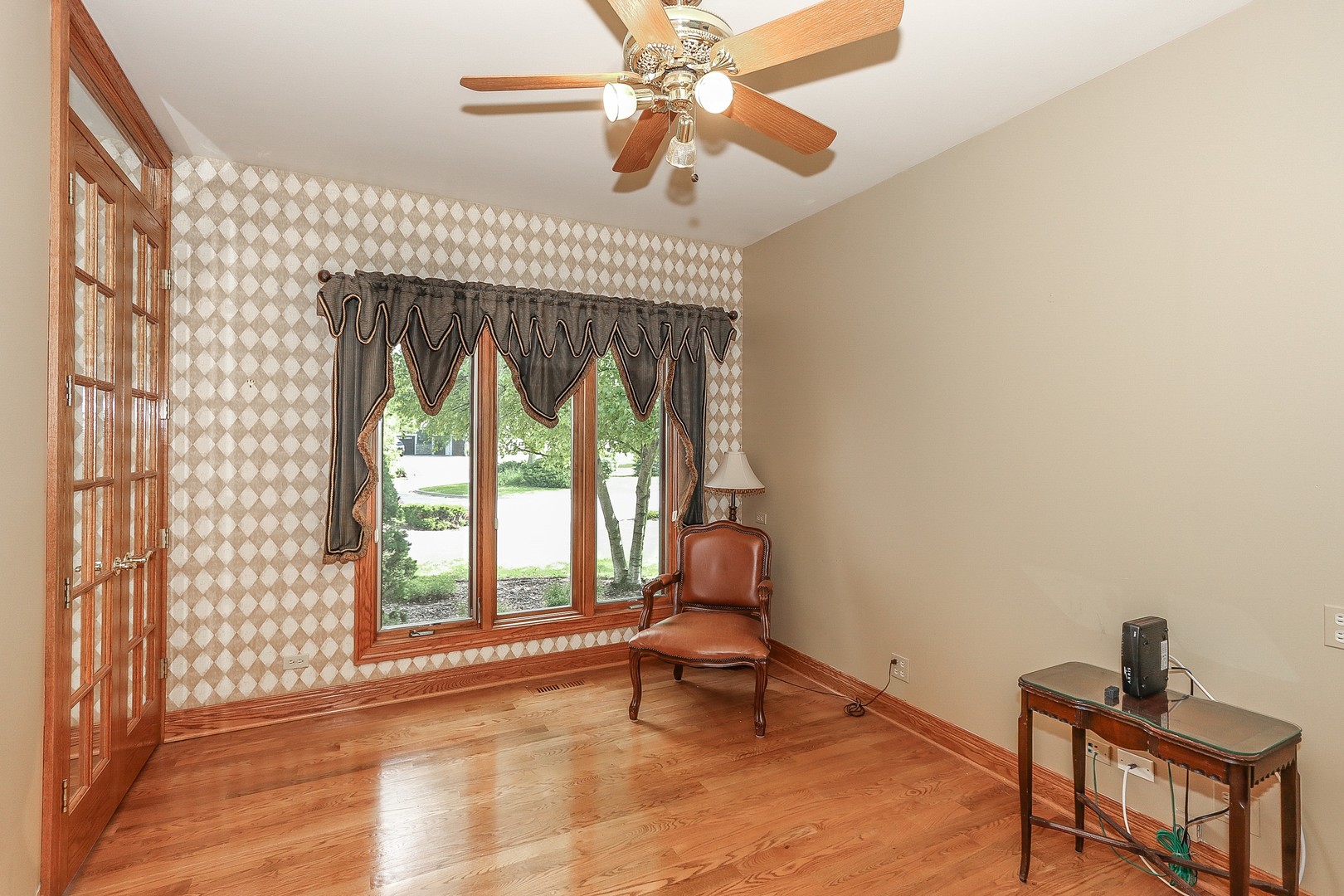 752 Saddle Ridge Crystal Lake, IL 60012 - Photo 21 of 49 a living room with furniture and a window