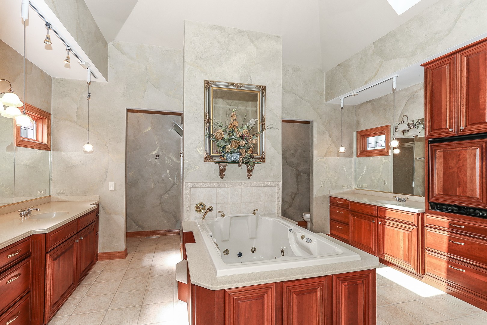 752 Saddle Ridge Crystal Lake, IL 60012 - Photo 22 of 49 a spacious bathroom with a tub a sink and mirror