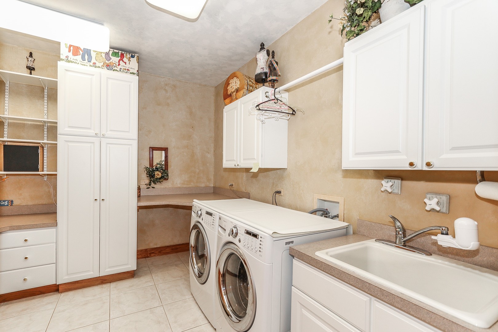 752 Saddle Ridge Crystal Lake, IL 60012 - Photo 27 of 49 a utility room with closet dryer and washer