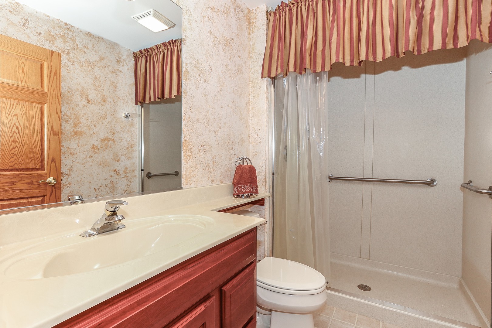 752 Saddle Ridge Crystal Lake, IL 60012 - Photo 29 of 49 a bathroom with a sink toilet and shower