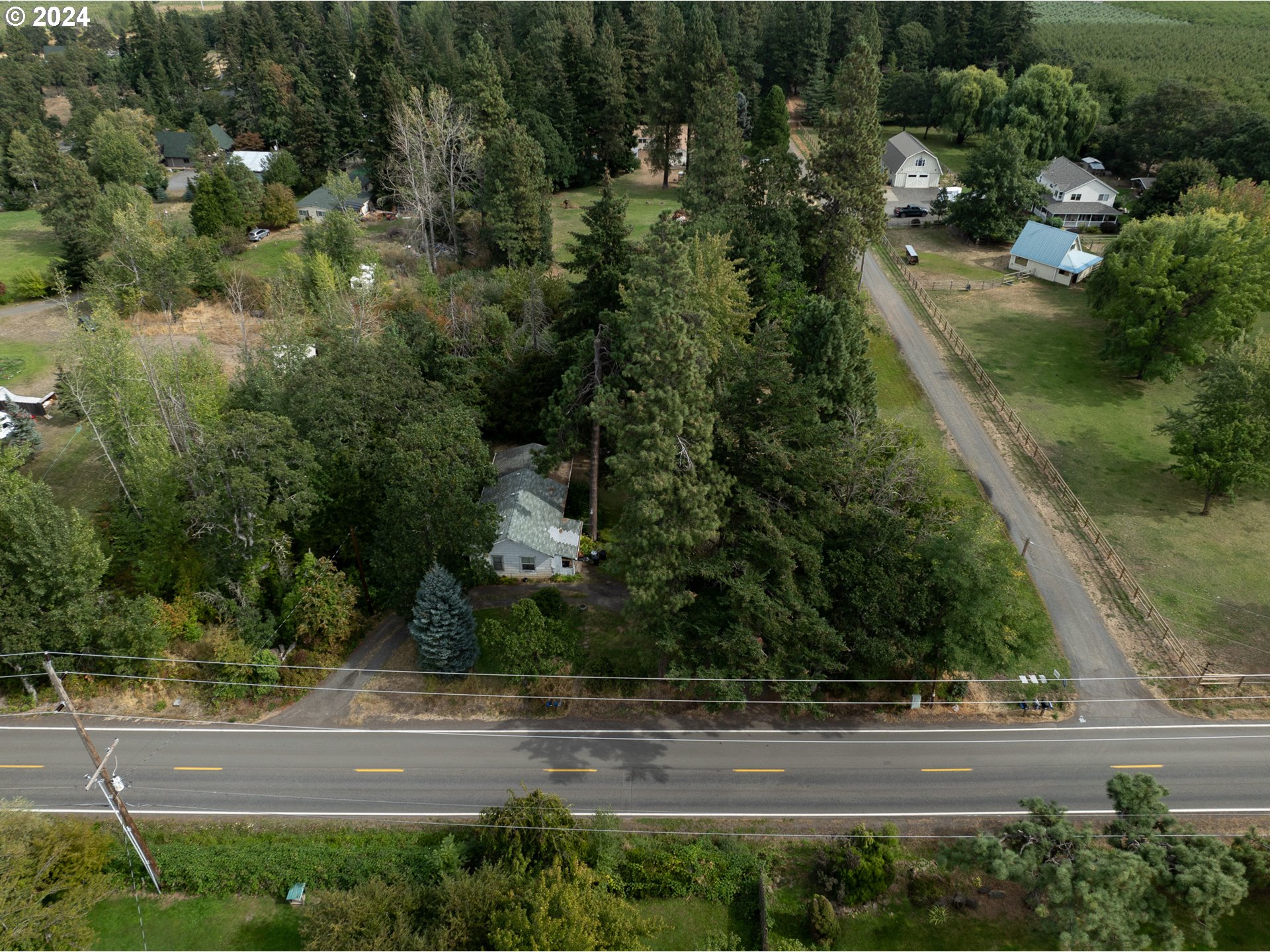 1775 Markham Road Hood River, OR 97031 - Photo 3 of 6 Gallery Image 3