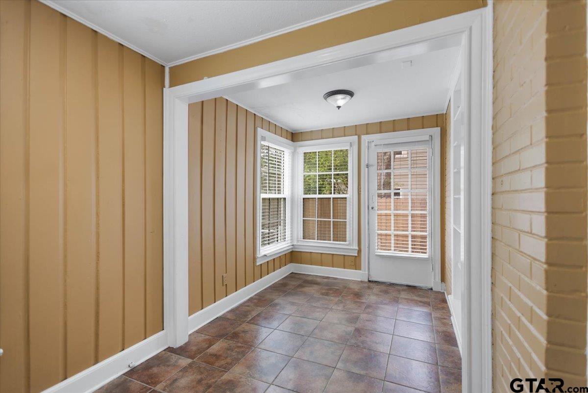 2002 South Robertson Avenue Tyler, TX 75701 - Photo 11 of 33