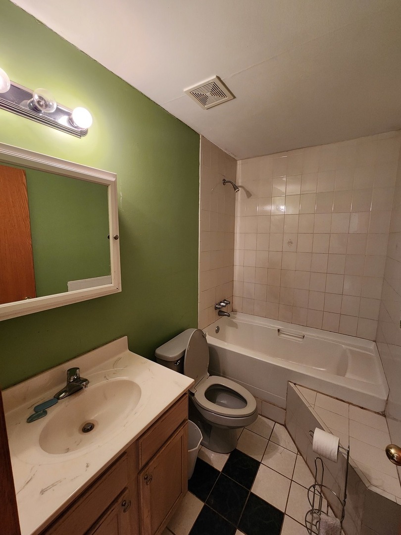 15400 Crocket Lane Markham, IL 60428 - Photo 12 of 19 a bathroom with a sink mirror toilet and bathtub